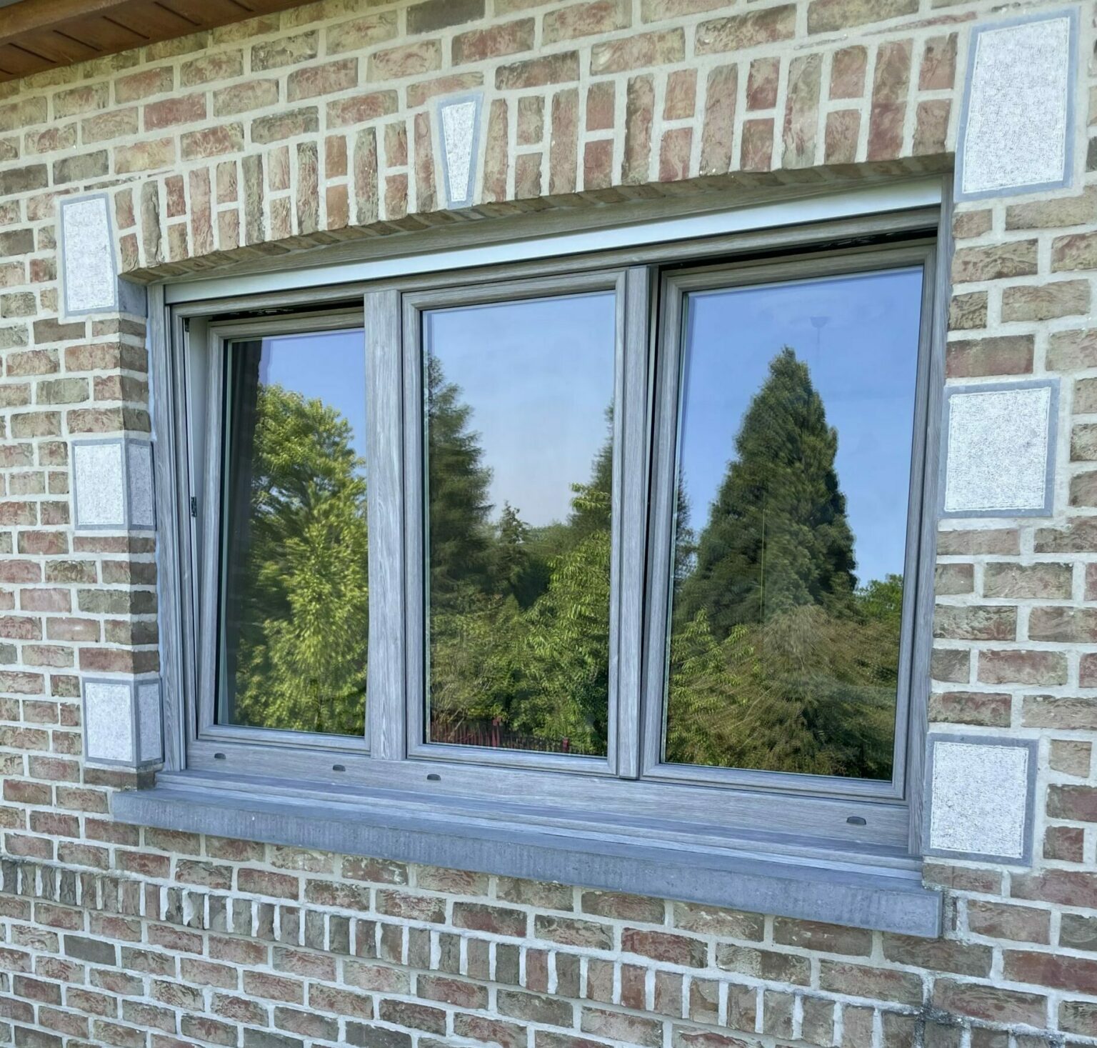Fenêtre en PVC grise vue extérieur